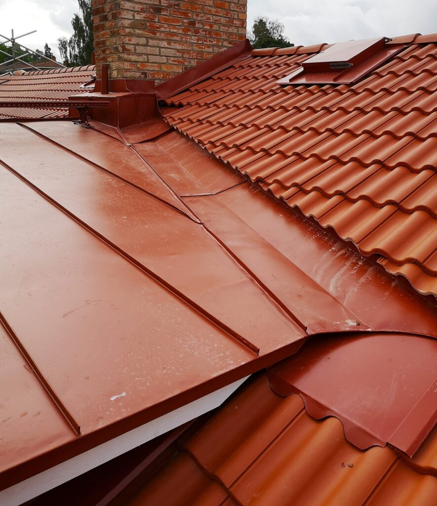 Rött plåttak med falsad takplåt