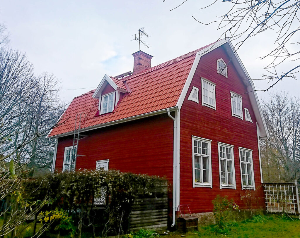 Rött hus med takpannor av lertegel