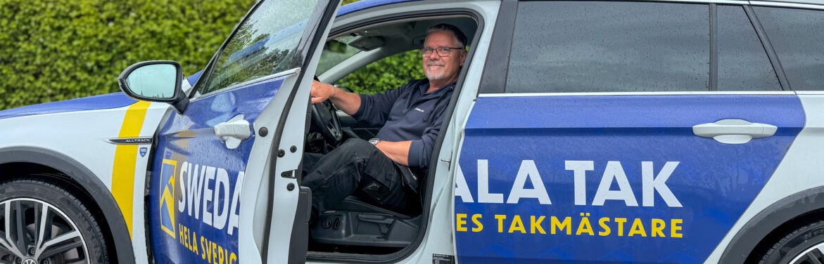 Takmästare Tomas Ruudh sitter i bilen.