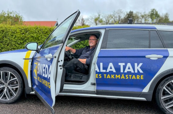 Takmästare Tomas Ruudh sitter i bilen.