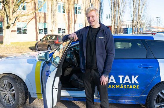 Alexander framför en Swedala tak bil är takmästare i Örebro
