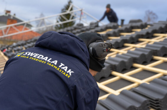 Takläggare från Swedala Tak lägger ett nytt tak