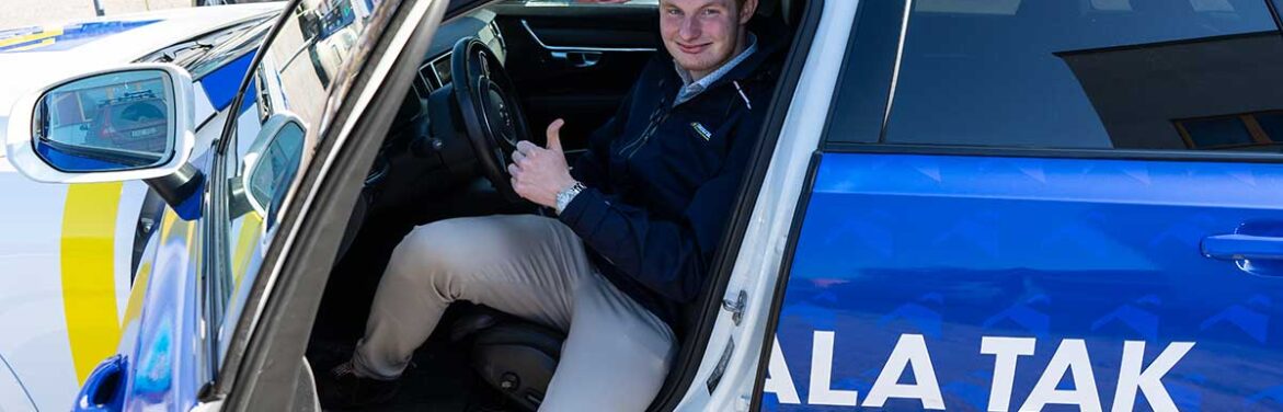 Lucas som är takmästare i Uppsala sitter i en Swedala Tak bil