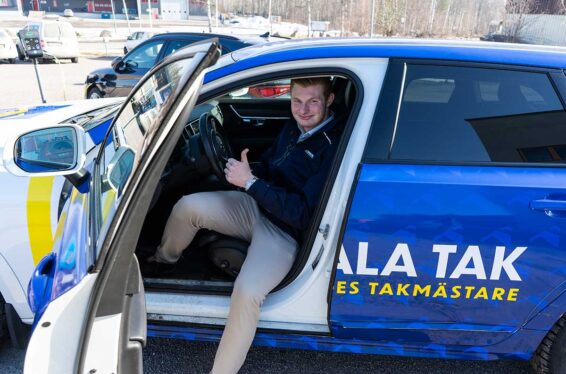 Lucas som är takmästare i Uppsala sitter i en Swedala Tak bil