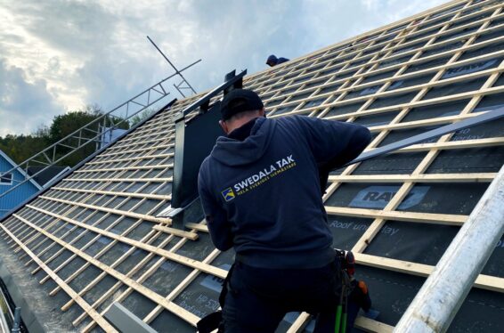 Takläggare i Halland håller på att lägga ett tak