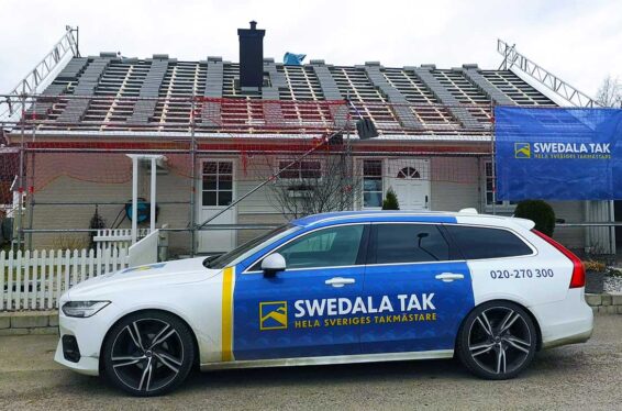 Swedala Tak bil framför pågående takläggning i Uppsala