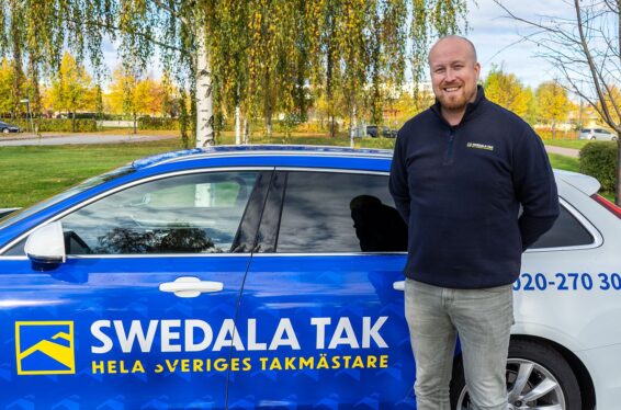 Petteri Pöllänen står framför en Swedala Tak bil