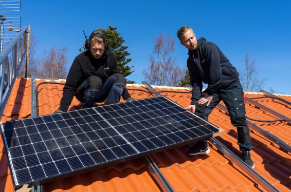 Takläggare som installerar solceller på tak