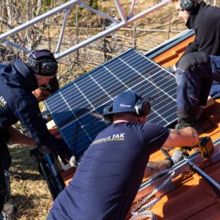 Swedala Tak takläggare monterar solceller