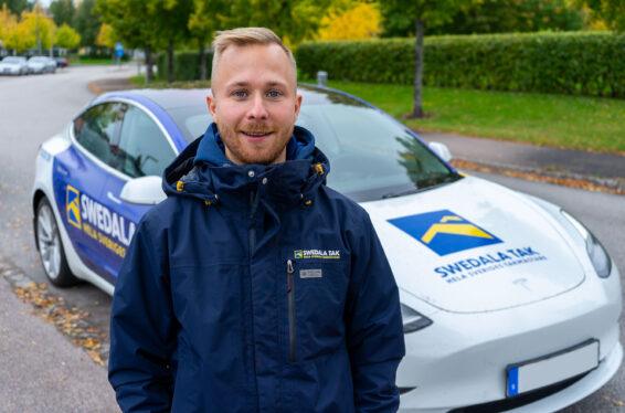 Swedala Takmästare står framför en företagsbil