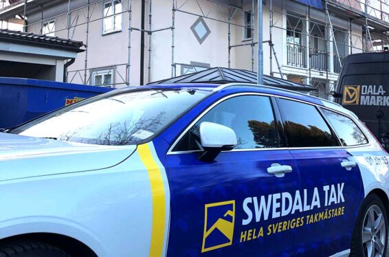 Swedala Tak bil vid ett takbyte i Falun