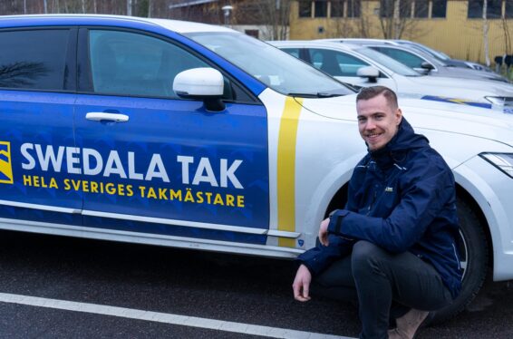 Toni framför en Swedala Tak bil