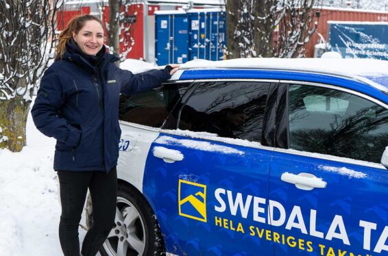 Viktoriya som är takläggare i Nynäshamn står bredvid en Swedala Tak bil