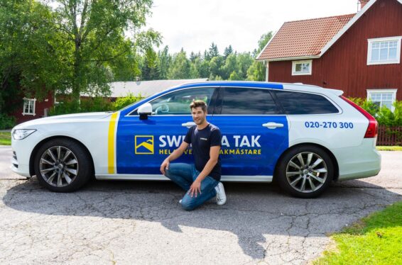 Jimmy Johansson står framför en Swedala Tak bil