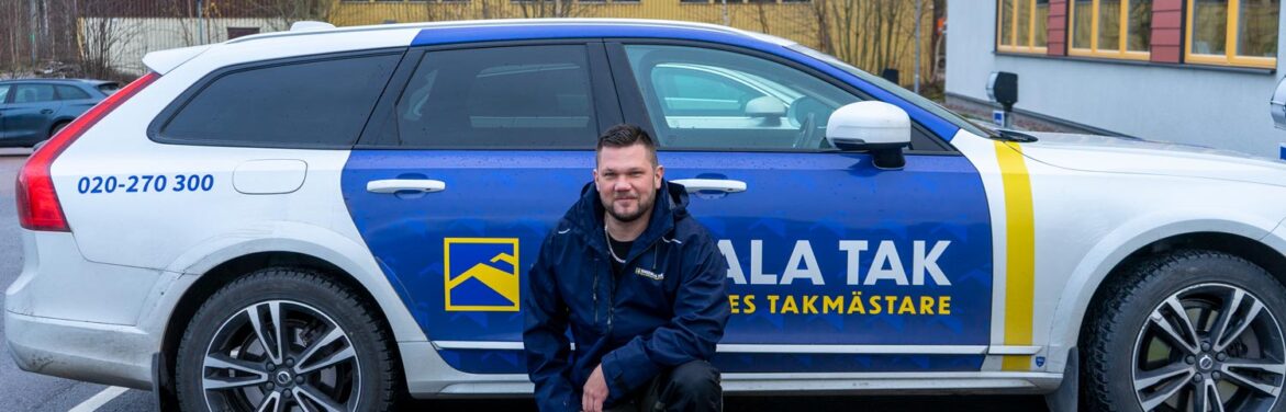 Takmästaren i Kungsbacka framför en Swedala Tak bil