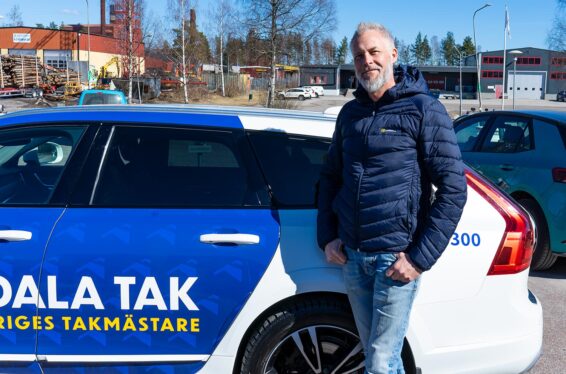 Vår Takmästare Fredriks framför en Swedala Tak bil