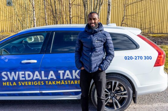 Abdi Hassan står framför en Swedala Tak bil