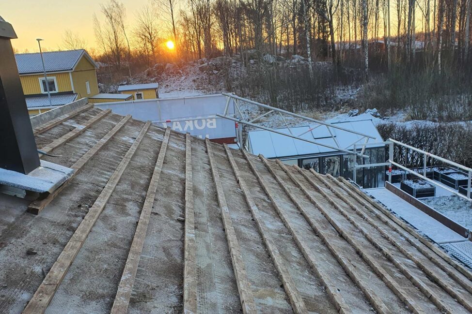 Ett tak med spont under ett takbyte i Rättvik