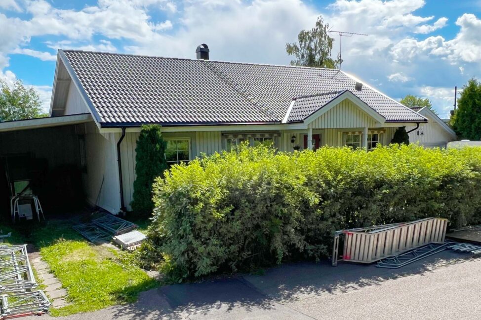 Nylagt tak på en villa i Enköping.