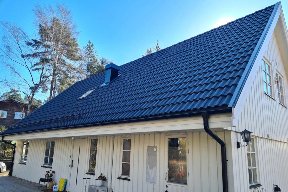 Nylagt tak på villa i Mariefred.