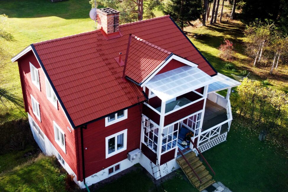 En röd villa med nylagt tak i Tyresö.