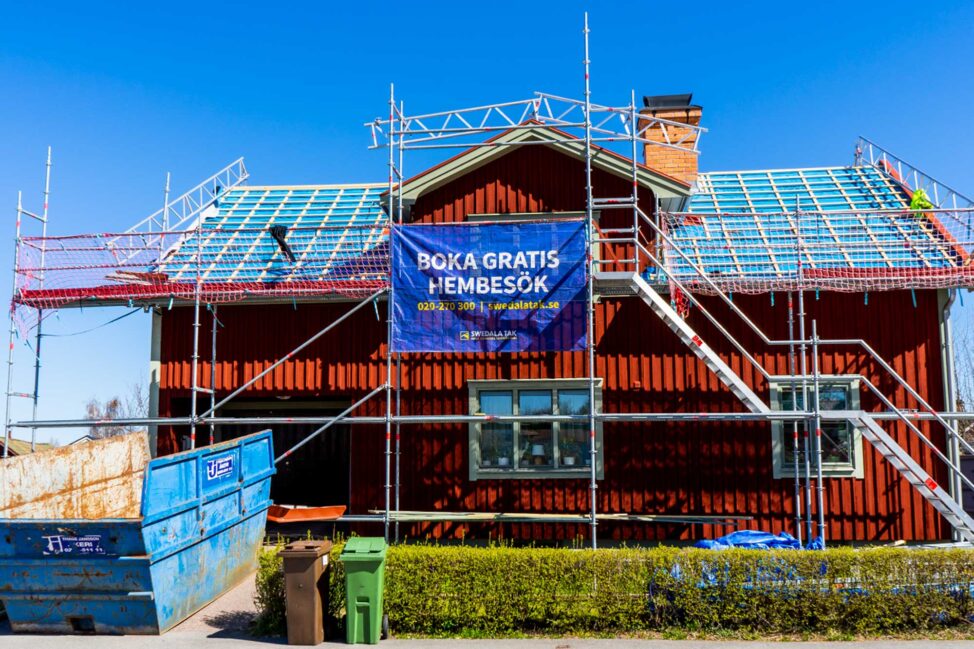Swedala Tak lägger nytt tak på ett hus i Hudiksvall.