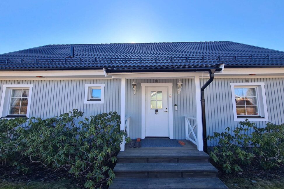 Nylagt tak på en villa i Nynäshamn.