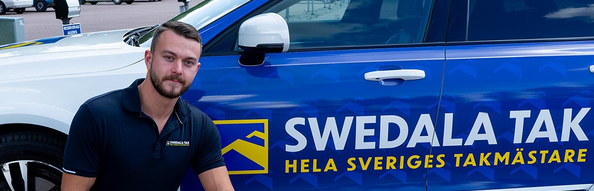 Lucas Timerdal, takmästare, framför en bil med texten Swedala Tak.