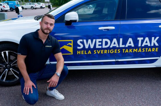 Lucas, Takmästare i Hudiksvall framför en Swedala Tak bil