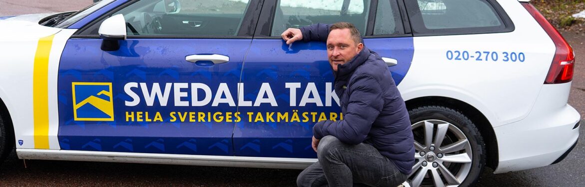 Jimmy Ljungqvist sitter på huk framför en Swedala Tak bil