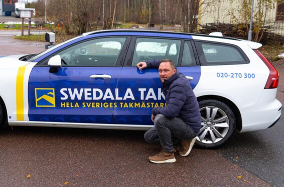Jimmy Ljungqvist sitter på huk framför en Swedala Tak bil