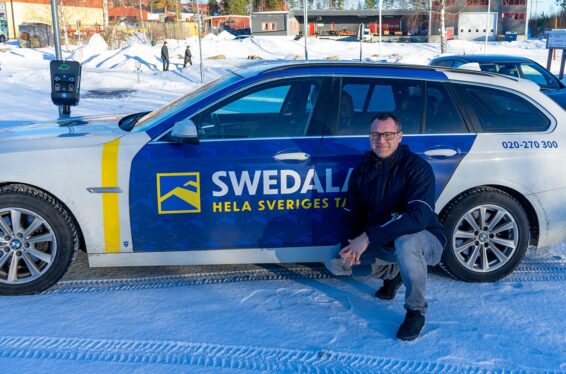 Mac framför en Swedala Tak bil