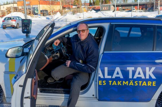 Vår Takmästare Jörgen sitter i Swedala Tak bil