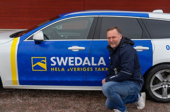 Richard framför en Swedala Tak bil