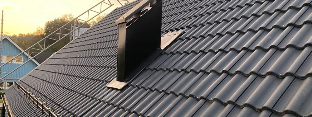 Nylagt tak efter takbyte i Eslöv. Takläggare, takläggning, byta tak