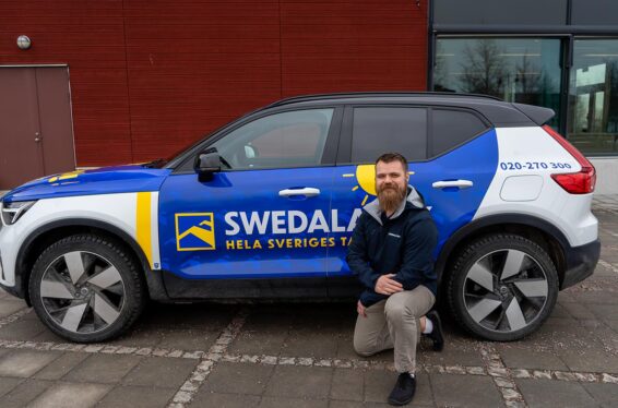 Samuel vid en Swedala Tak bil