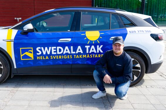 Samuel sittandes vid en Swedala Tak bil
