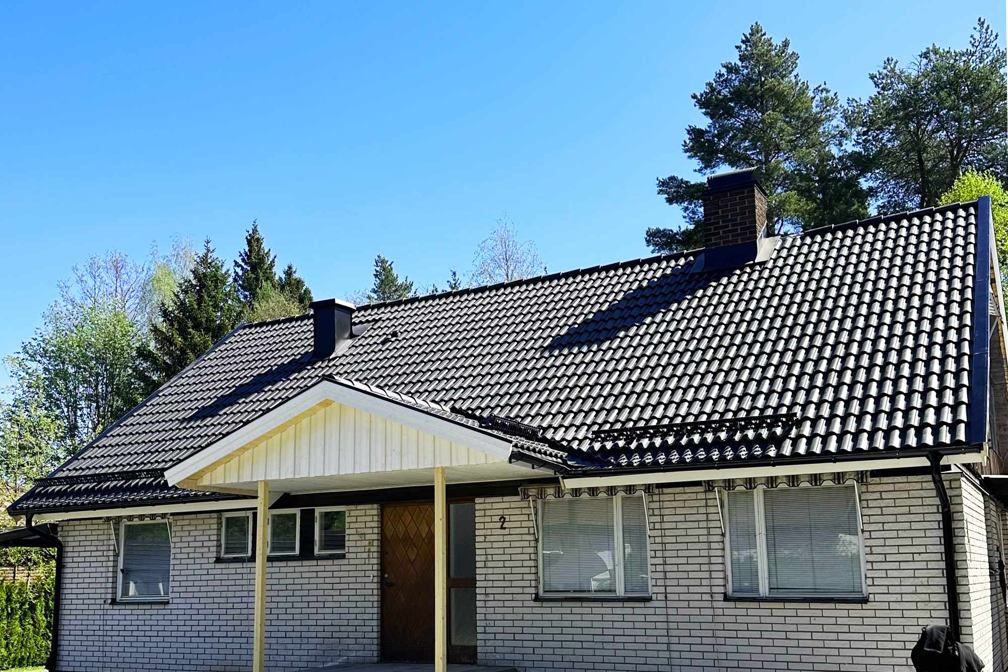 Så här snyggt blir ditt tak med mattsvarta betongpannor och ljus fasad