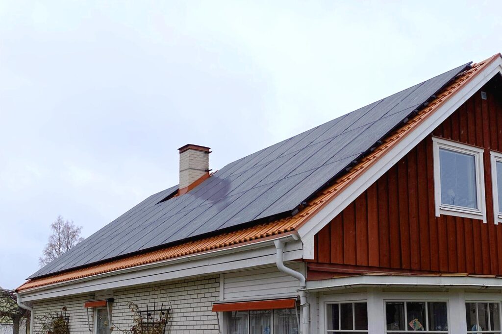 Sadeltak med tegelröda betongpannor och solceller