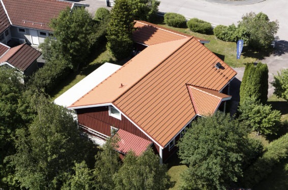 Ett hus med nylagt tegeltak sett ovanifrån.