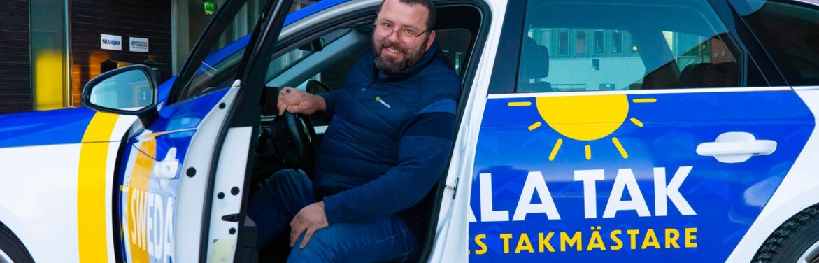 Mehmet vid sin Swedala Tak bil