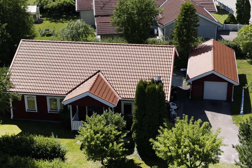 Nylagt tak efter takbyte i Sjöbo. Takläggare, takläggning, byta tak