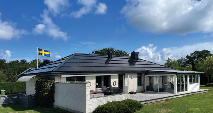 SE,-Jonstorp- valmat tak med Solar Full Roof installation