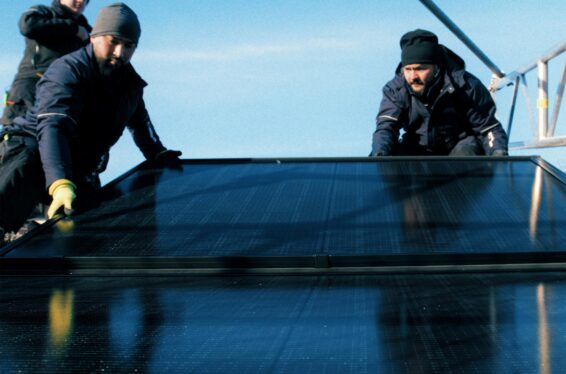 Installation av integrerat solcellstak