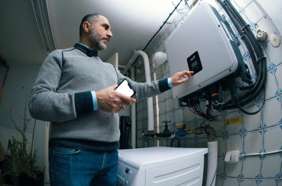 Saman framför sin växelriktare