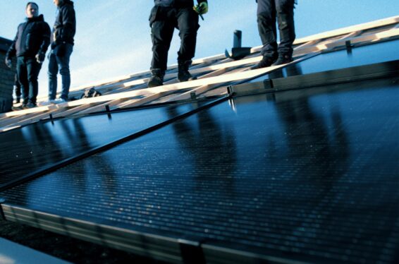 installation av integrerat solcellstak