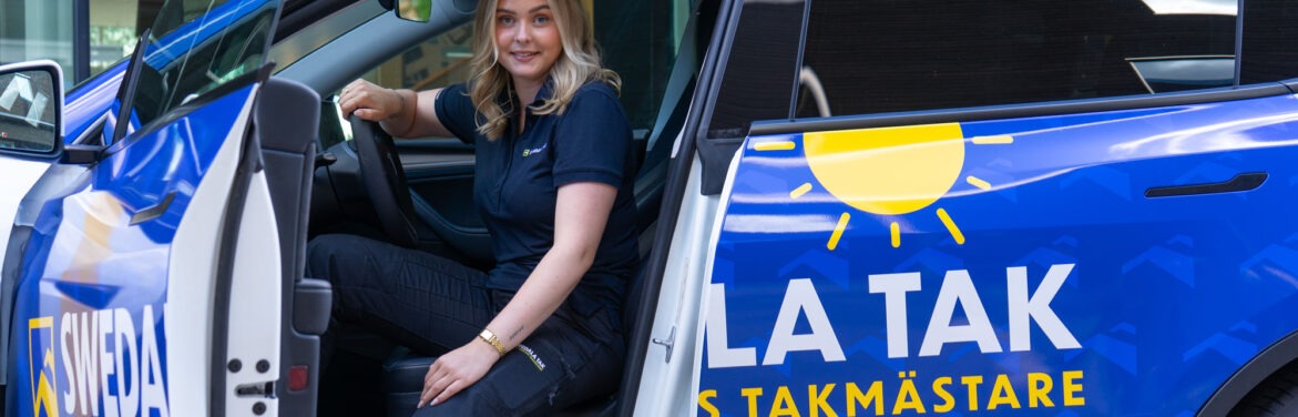 Mirai sittandes i sin Swedala Tak bil