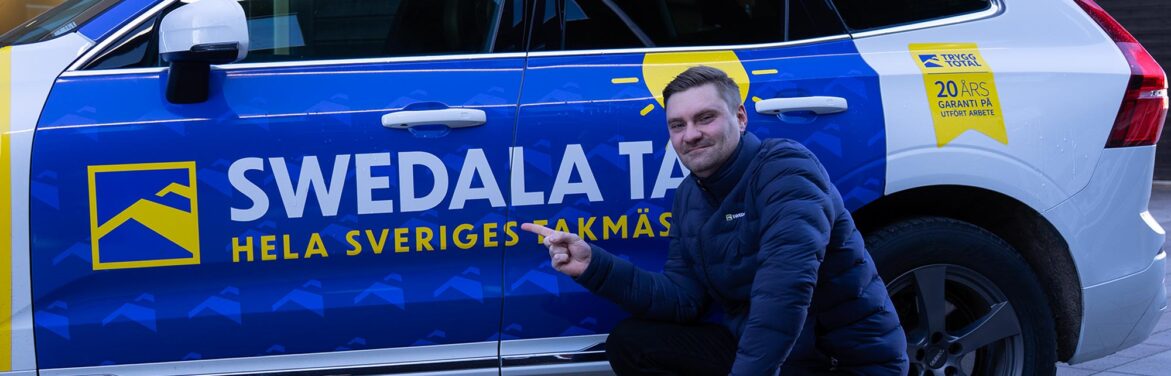 Philip sittandes vid sin Swedala Tak bil