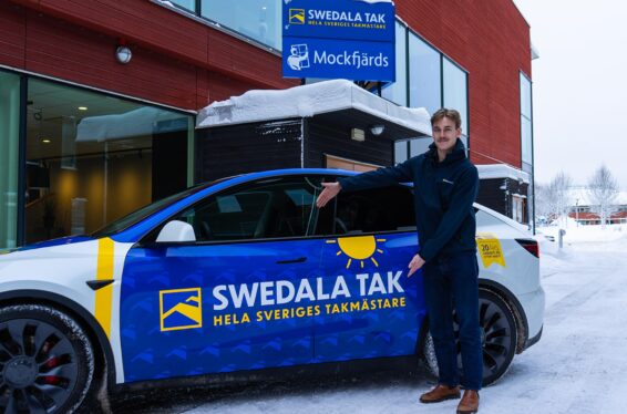 Christoffer ståendes vid sin Swedala Tak bil