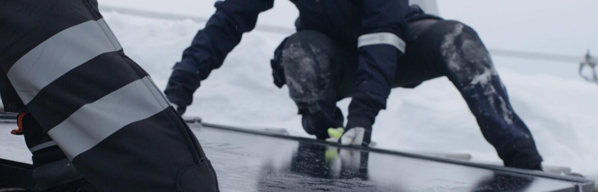Installation av integrerat solcellstak i Borlänge